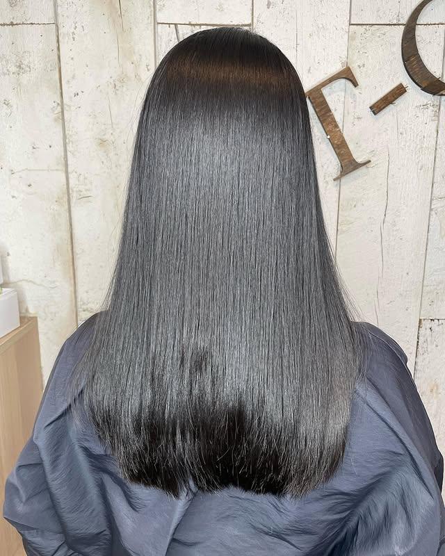 Sleek, long straight hair with a dark to steel gray ombre.