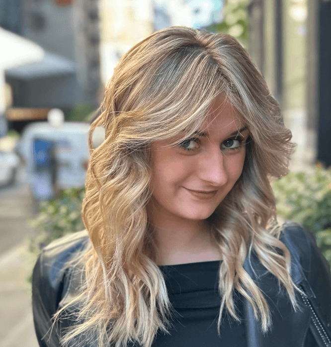 Medium-length, golden blonde hair with soft waves, layered texture, face-framing strands, and a natural shine.

Color by @simabeautynyc
Cut and style by @juliamannino_hair
 1
