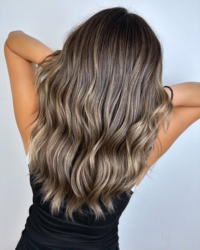 Long, wavy hair with a seamless bronde balayage.