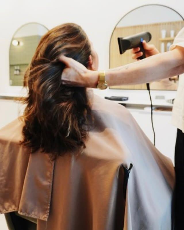 Trendy medium-length bob with a bronde balayage effect for wavy hair