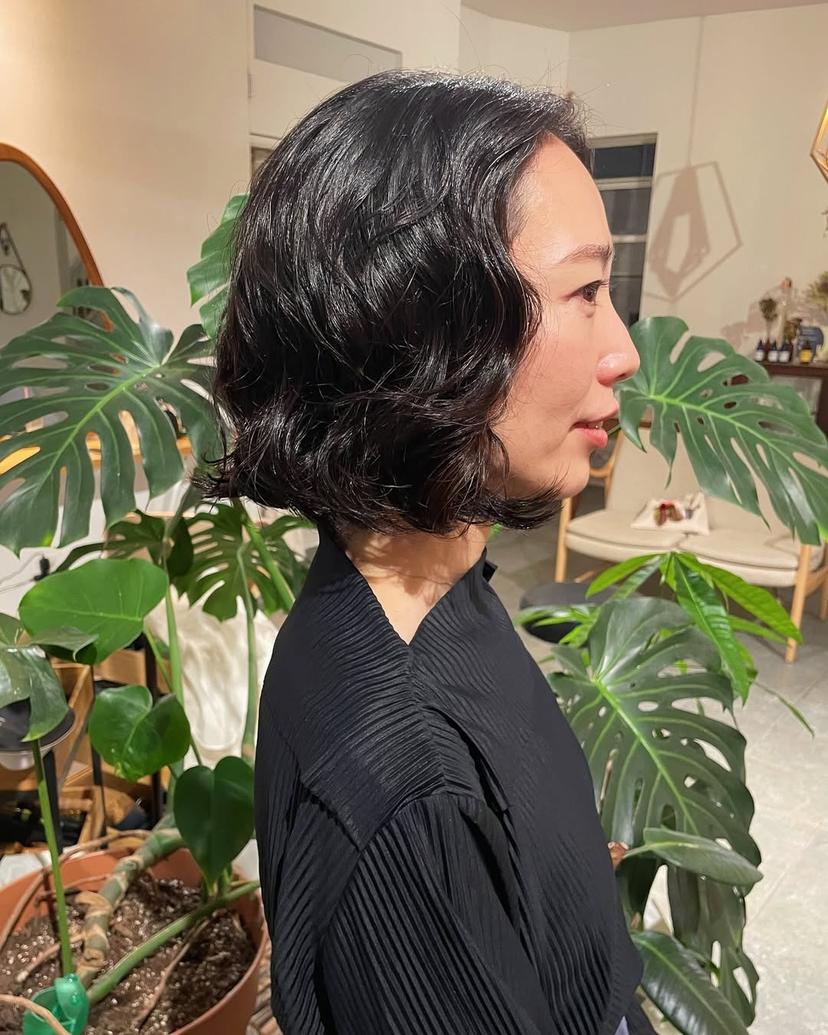Modern wavy bob for Asian hair featuring a chic textured finish.