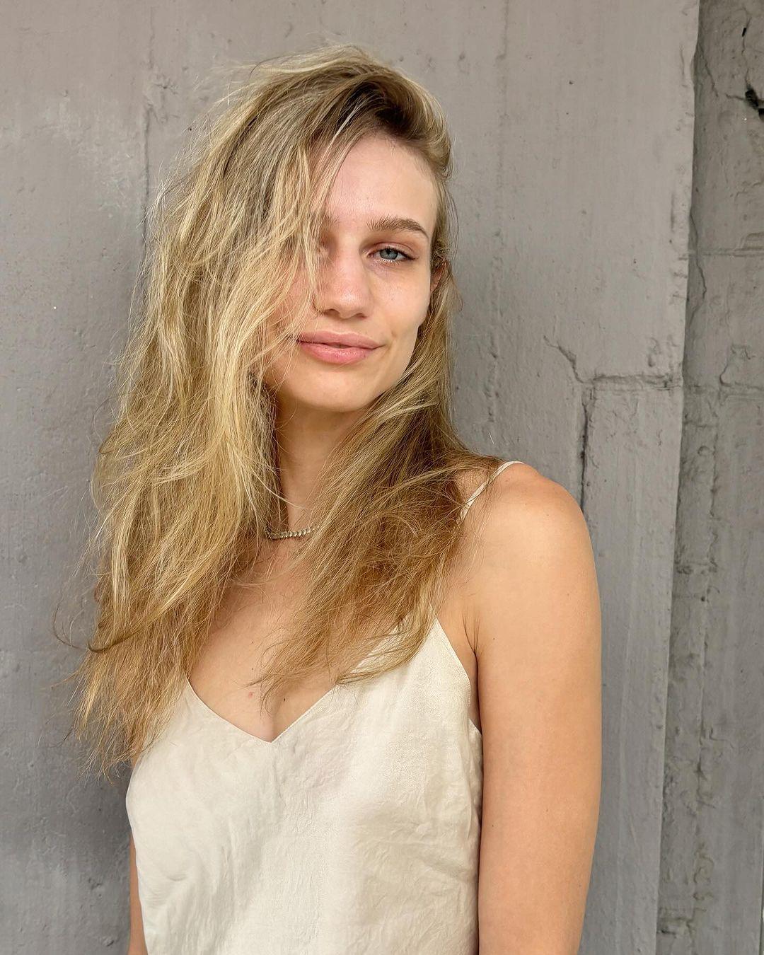 Natural, tousled long wavy blonde hair with sun-kissed highlights and a carefree, beachy vibe. 2