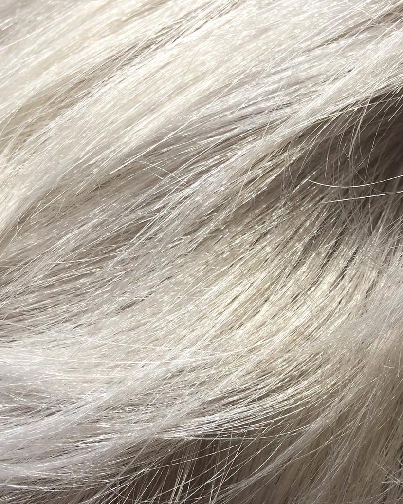 A sleek and straight medium-length hairstyle in an icy white shade, for a bold and modern look.
