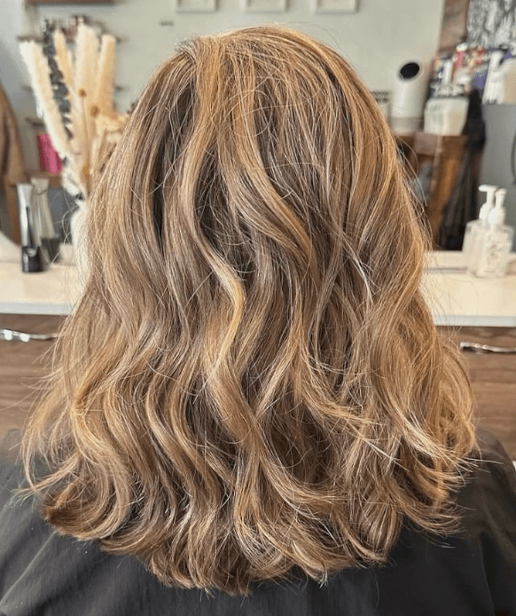 Medium-length wavy hair with a bronde balayage. by Salon Mizuno